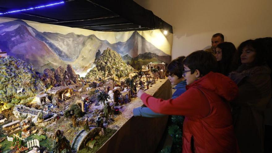 Niños observando el belén de la capilla.  | MIKI LÓPEZ