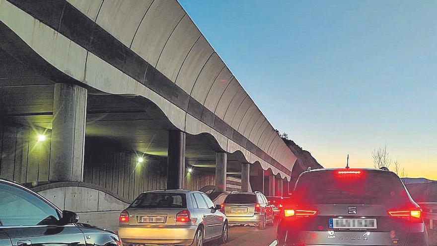 Coches en caravana cerca de Sabiñánigo, en sentido Huesca.