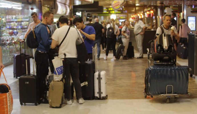 Pasajeros en el aeropuerto Reina Sofía.