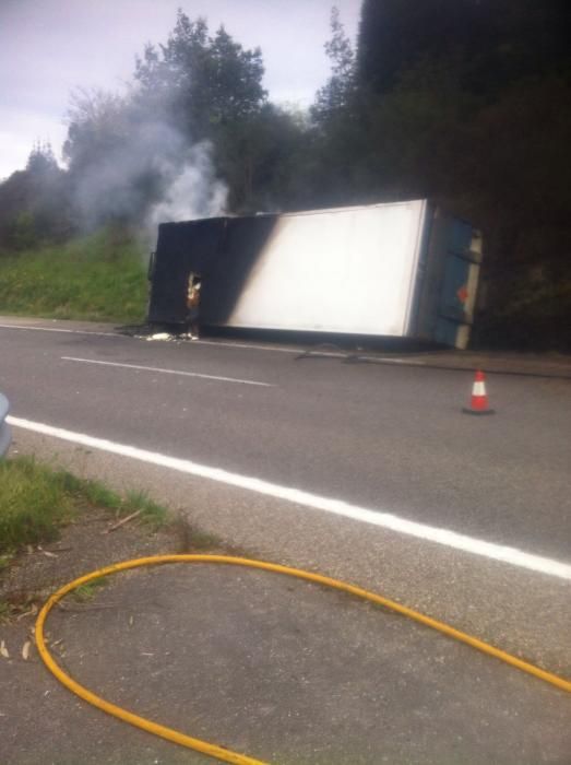 Accidente de un camión en la A-8 a la altura de Villaviciosa