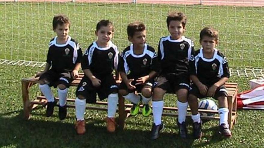 Varios niños del fútbol base del Elche.