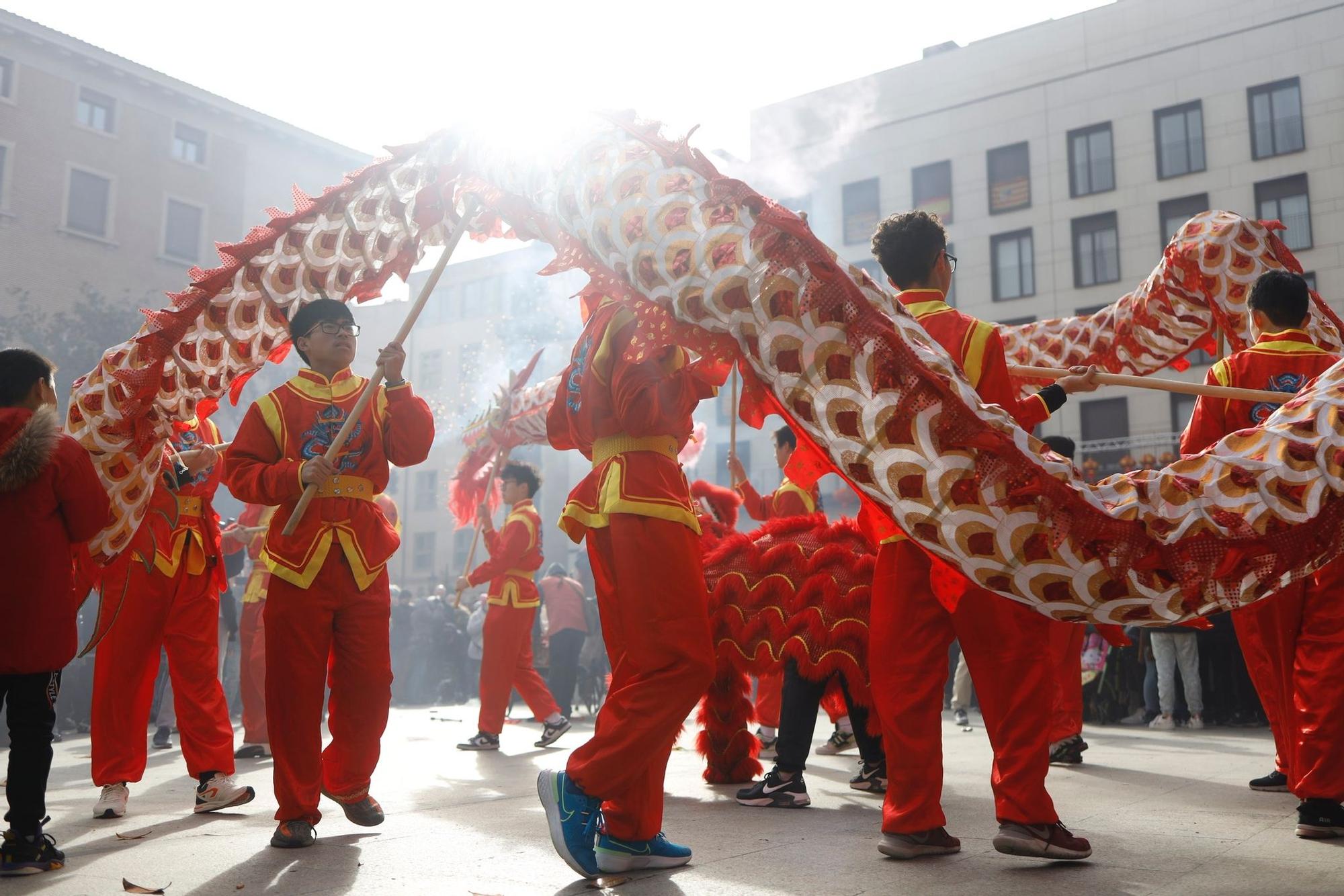 La comunidad china de Zaragoza desfila por el centro para celebrar el Año del conejo