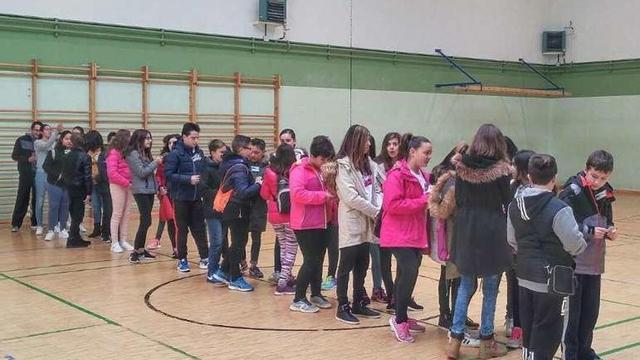 Dos momentos de la jornada de puertas abiertas para alumnos de Primaria en el instituto.