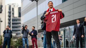 Ibrahimovic presentado con el dorsal 21 del Milan.