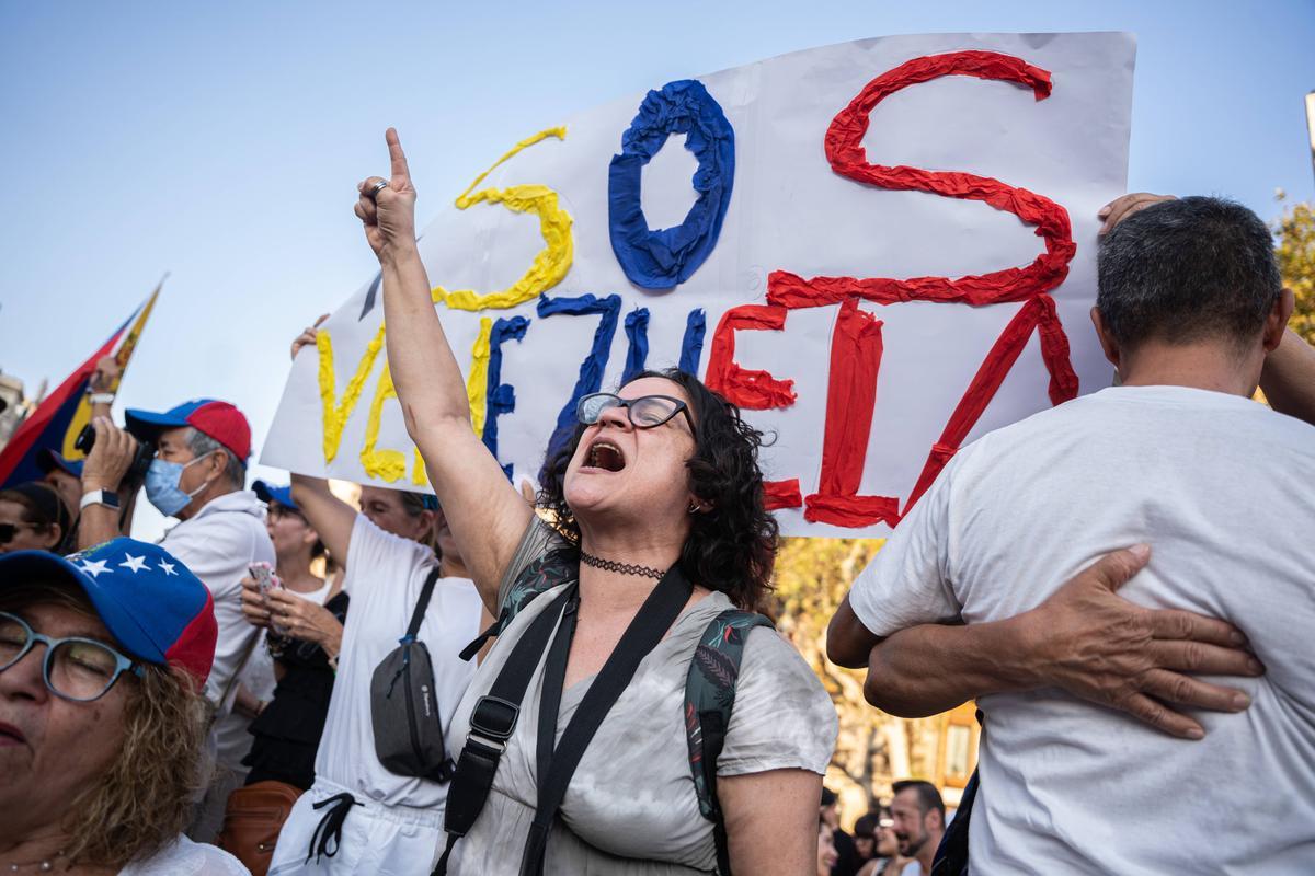 Barcelona. 03/08/2024. Internacional. Manifestación de venezolanos en Plaza Universitat por las elecciones del fin de semana pasado. AUTOR: Marc Asensio      Barcelona, Catalunya, España, Venezuela, venezolanos, manifestación, protesta, elecciones