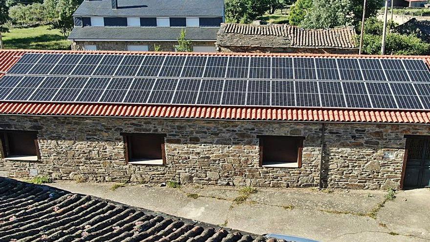 Instalación solar colocada en un edifiico de Codesal. | Cedida