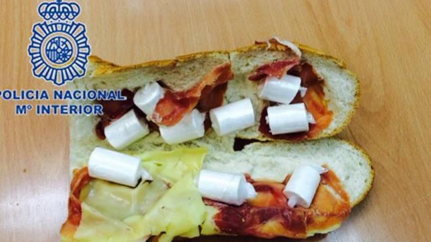 El bocadillo con las cápsulas de cocaína mezcladas con el jamón y el queso.