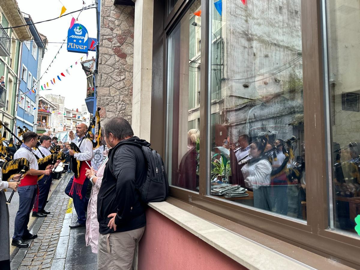 El desfile más esperado en Cudillero: gaitas, bailes 'pixuatus' y gigantes y cabezudos de Murcia