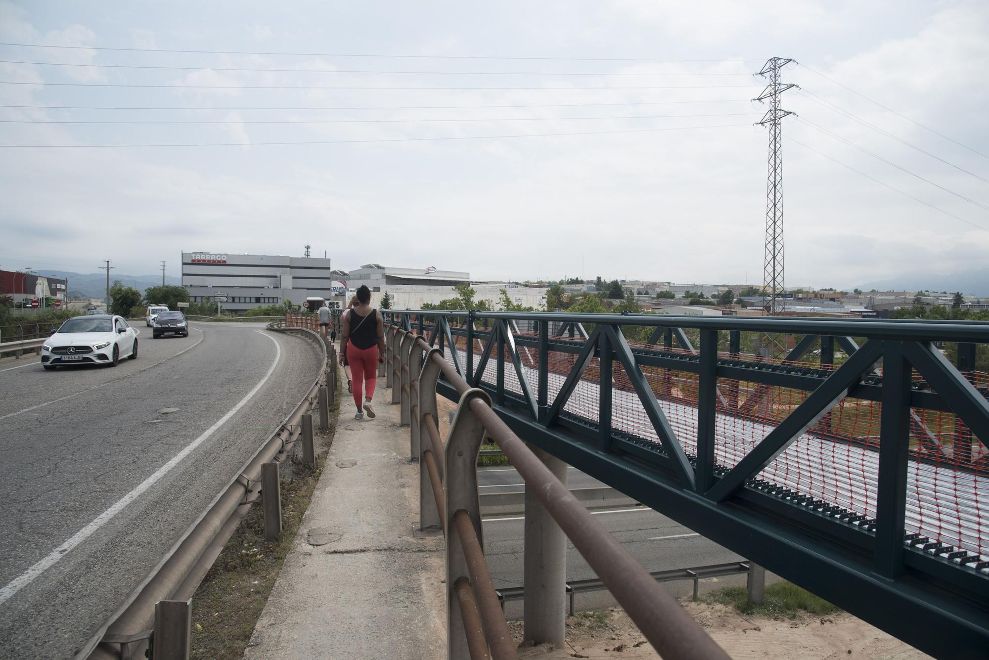 Instal·lació de la part metàl·lica de la passarel·la per a vianants i ciclistes a Manresa