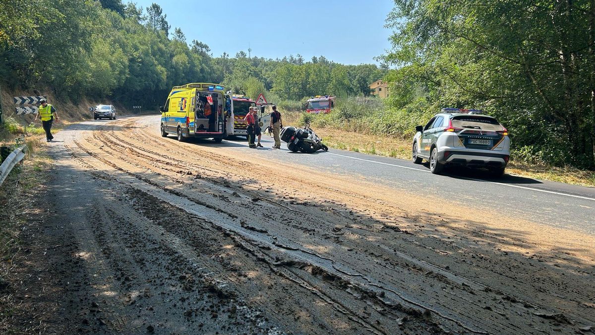 Lugar del accidente de moto provocado por un vertido avícola en Lalín.