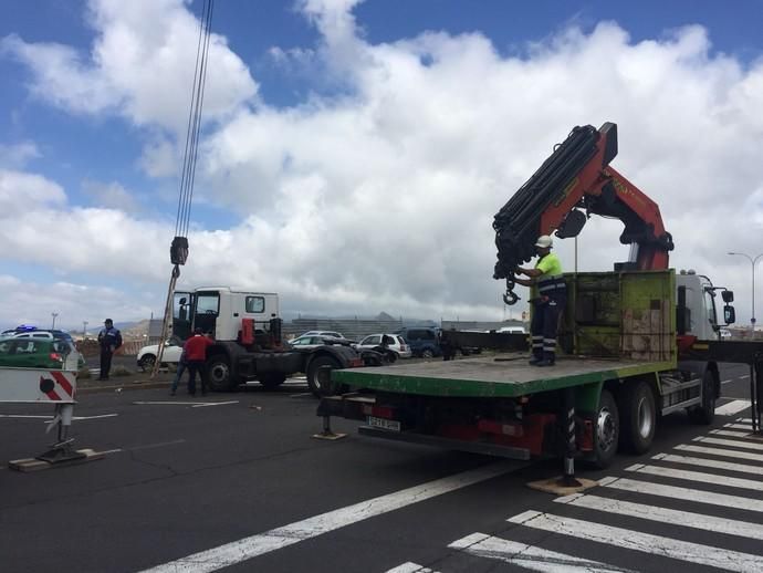 Aparatoso vuelco de un camión en Los Majuelos