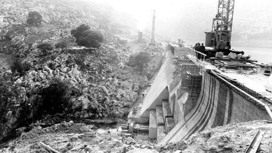 Der Bau der Staumauer am Cúber verschlang große Mengen an Zement. Im Einsatz waren an  den beiden Baustellen  rund tausend Arbeiter.    | FOTO: TORRELLÓ