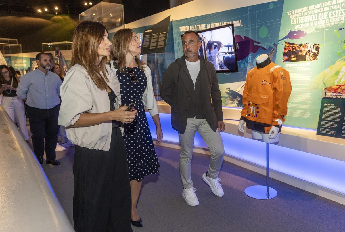 Los asistentes a la gala durante su visita al Museo The Ocean Race.