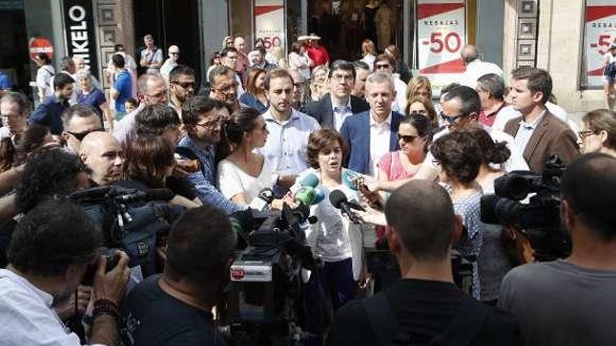 Sáenz de Santamaría, ayer con los medios en Vigo.