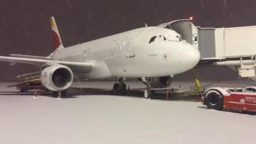 La nieve cubre Bilbao y obliga a cerrar el aeropuerto