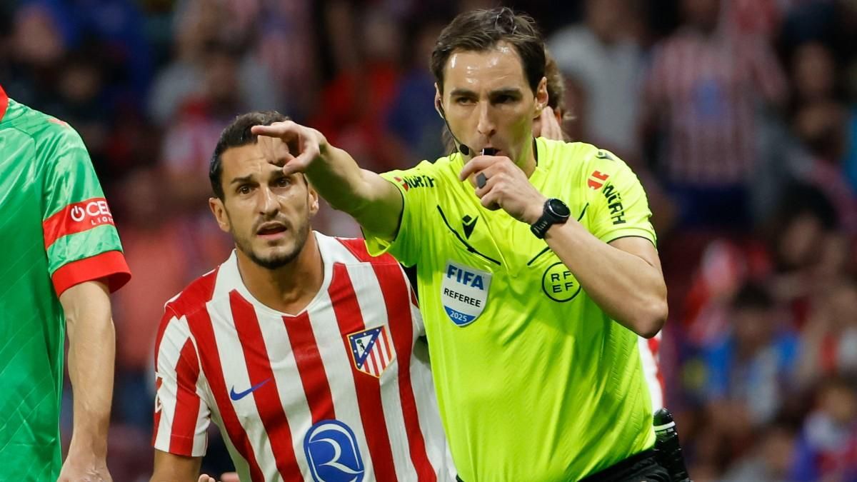 Koke protests De Burgos Bengoetxea's decision