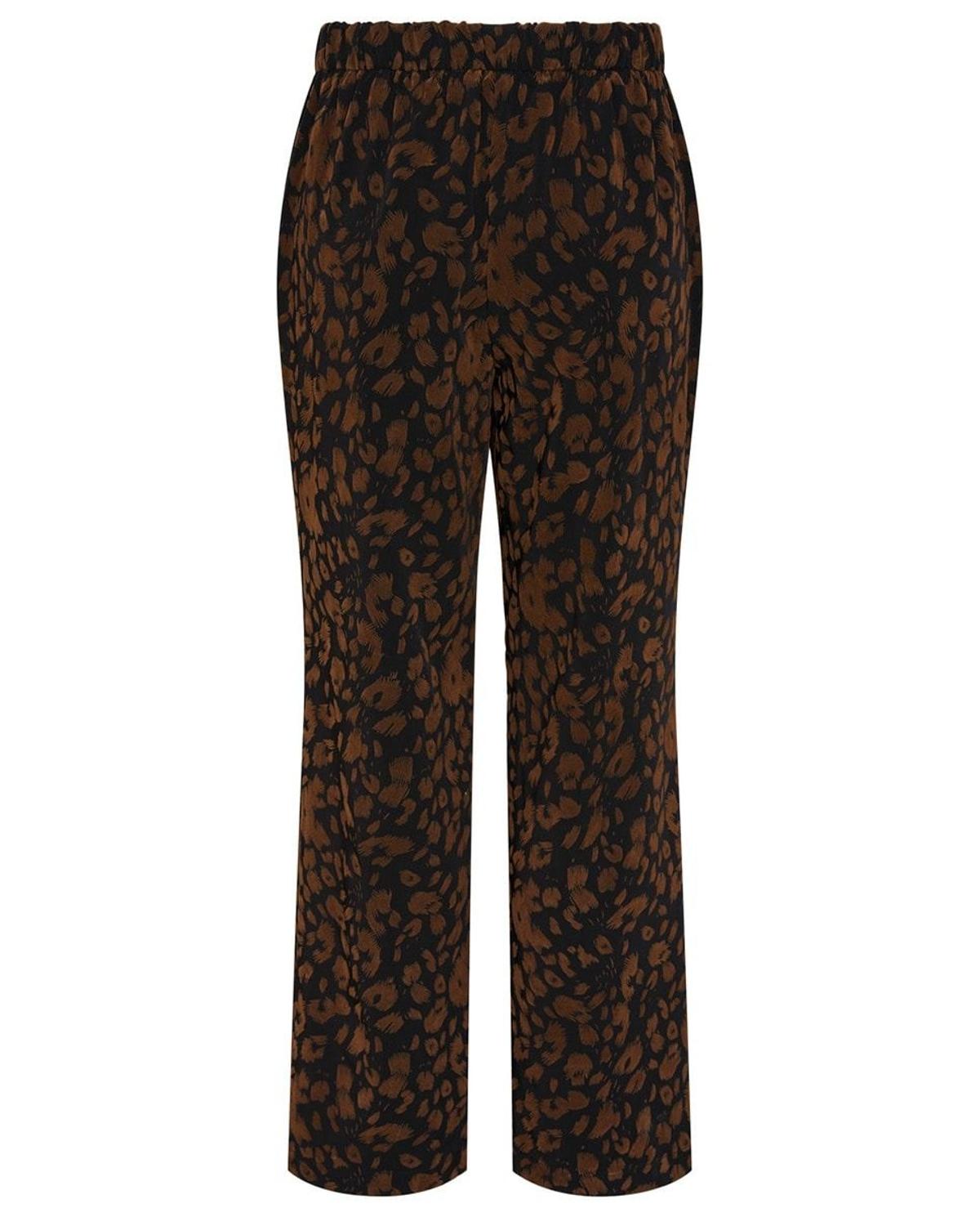 El pantalón de leopardo es el favorito de las estilistas para este