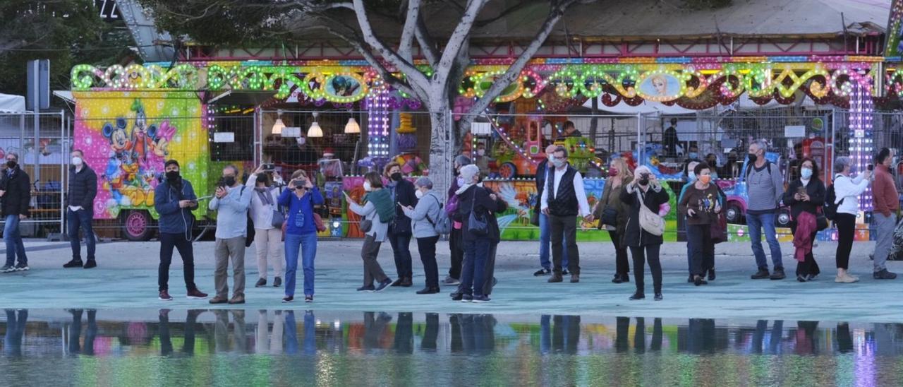 Un grupo de personas se acercan al lago artificial de la Plaza de España de la capital tinerfeña.