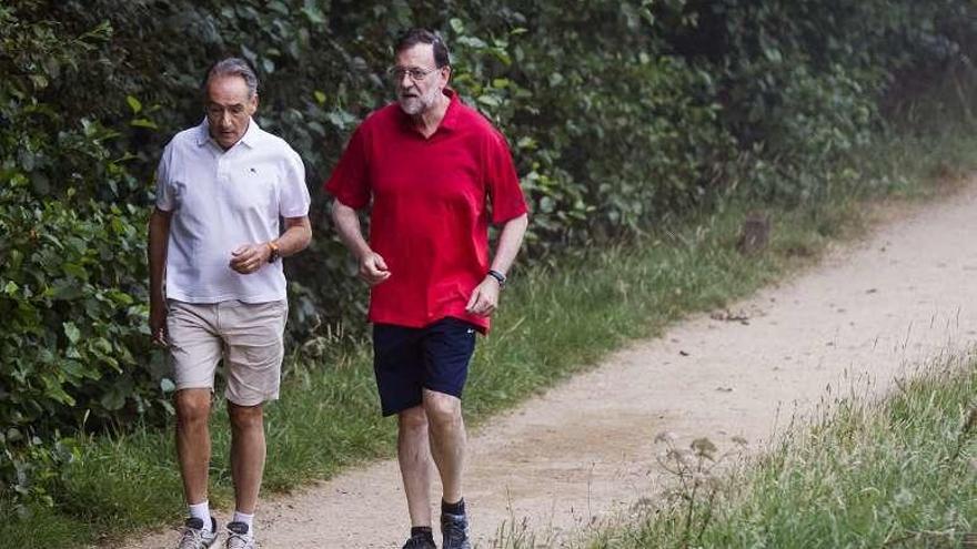 Rajoy, a la derecha, durante la caminata en Ribadumia; a su lado José Benito Suárez, marido de la presidenta del Congreso, Ana Pastor.