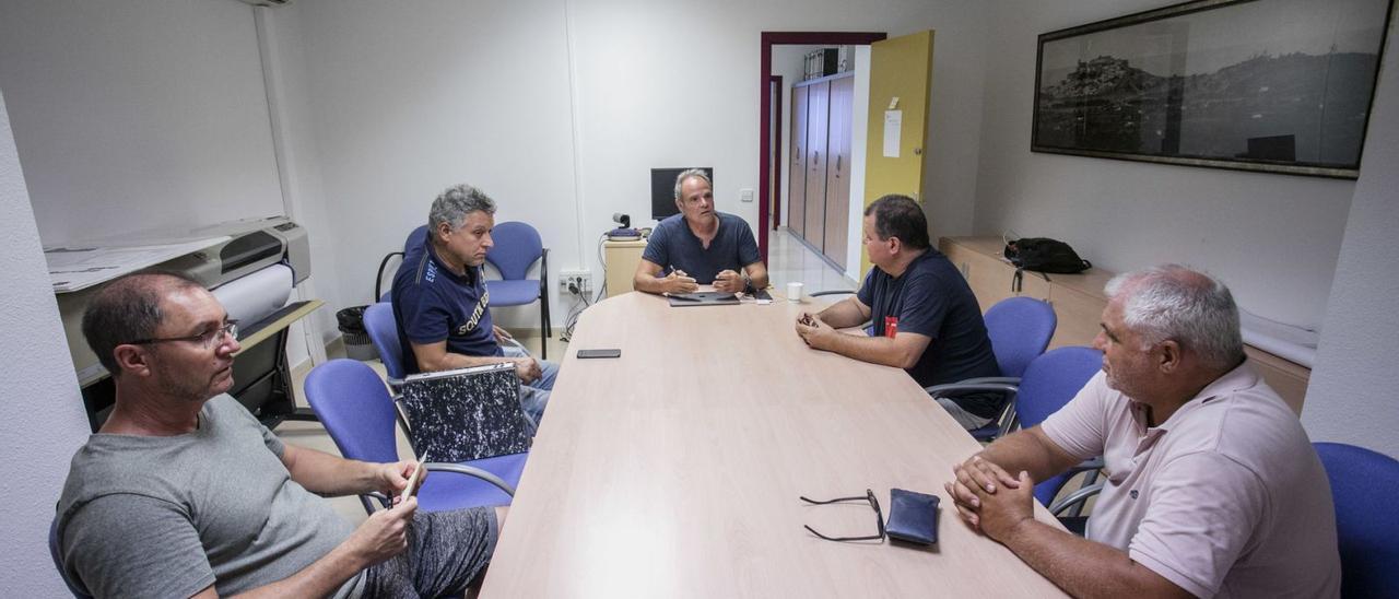 Imagen de la reunión de ayer entre Aitor Morrás y representantes de las asociaciones de taxistas de Vila. | VICENT MARÍ