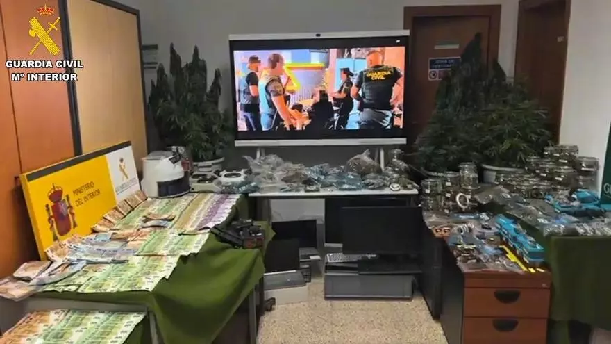 Diez detenidos, siete kilos de marihuana y 60.000 euros en la operación antidroga en s'Arenal