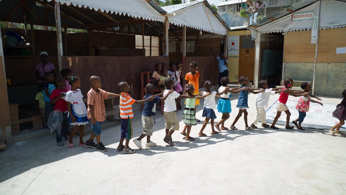 Niños participan en una escuela de verano en el barrio de Carrefour, Puerto Príncipe