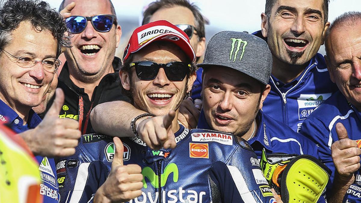 Valentino Rossi celebra con su equipo la 'pole posirion' conseguida en Cheste, en el Gran Premio de Valencia