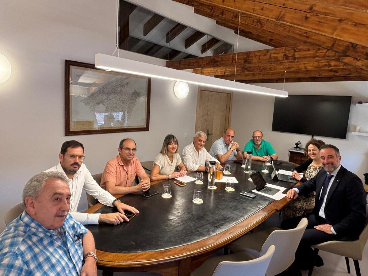 Imagen de una reunión mantenida a finales de mayo por los transportistas con los responsables de la Conselleria