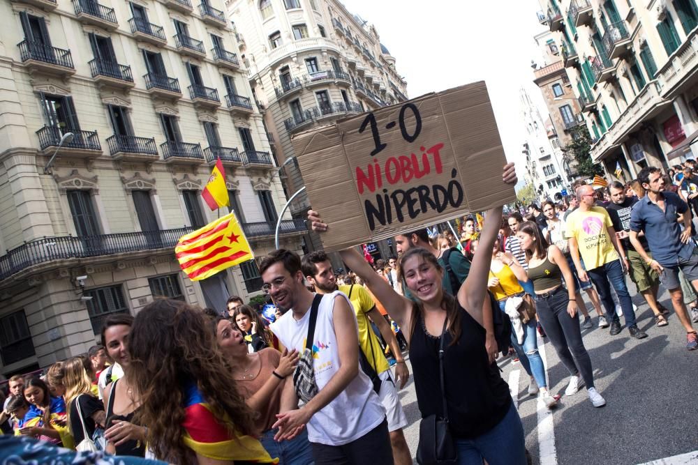 Milers de persones reivindiquen el mandat de l''1 d''octubre al centre de Barcelona