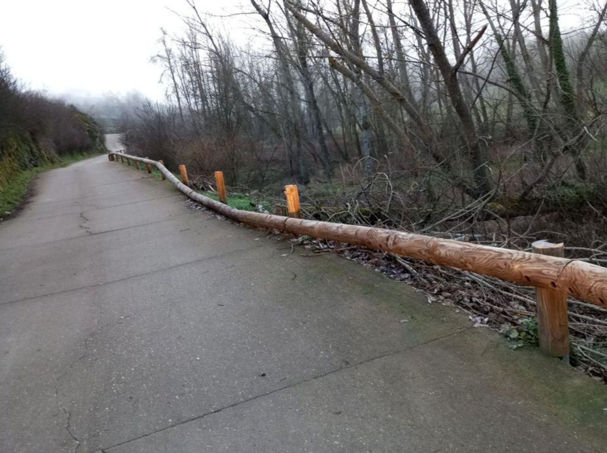 La carretera que comunica Mellanes y Ceadea recupera las vallas de seguridad de madera