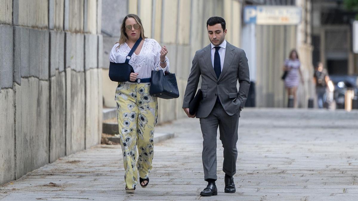 La empresaria Leonor González Pano, y su abogado, llegan a declarar como testigo por el ‘caso Koldo’, ante el Tribunal Supremo