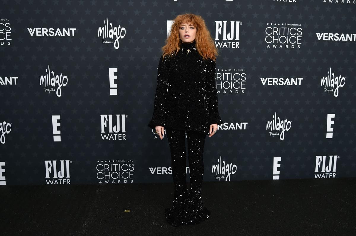 Natasha Lyonne llega a la 31ª edición de los Critics Choice Awards el domingo 4 de enero de 2026 en The Barker Hanger en Santa Mónica, California (Foto de Richard Shotwell/Invision/AP). 010426132439, 21334631
