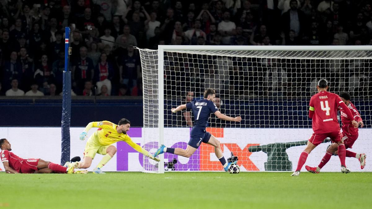 Imagen del choque entre el PSG y el Liverpool en París.