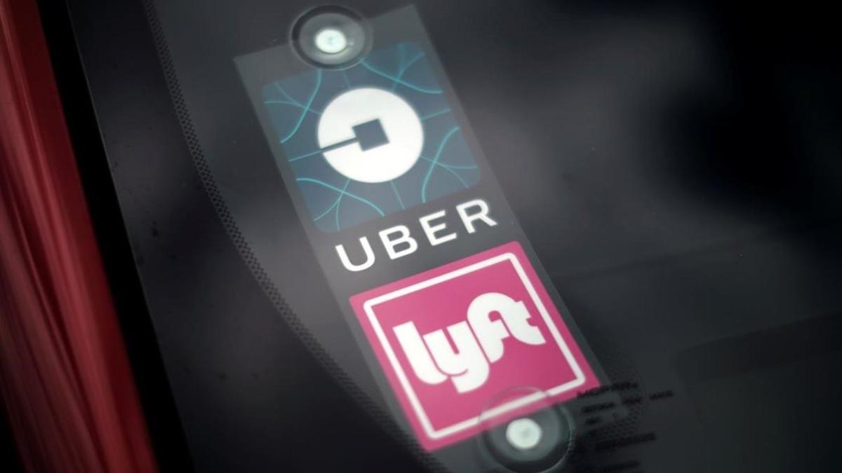 Símbolos de Uber y Lyft en un coche en San Diego, California.