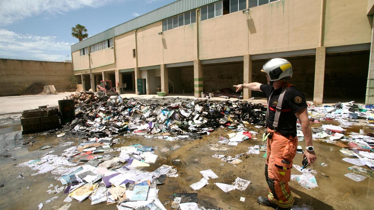 Un bombero, en plenos trabajos.