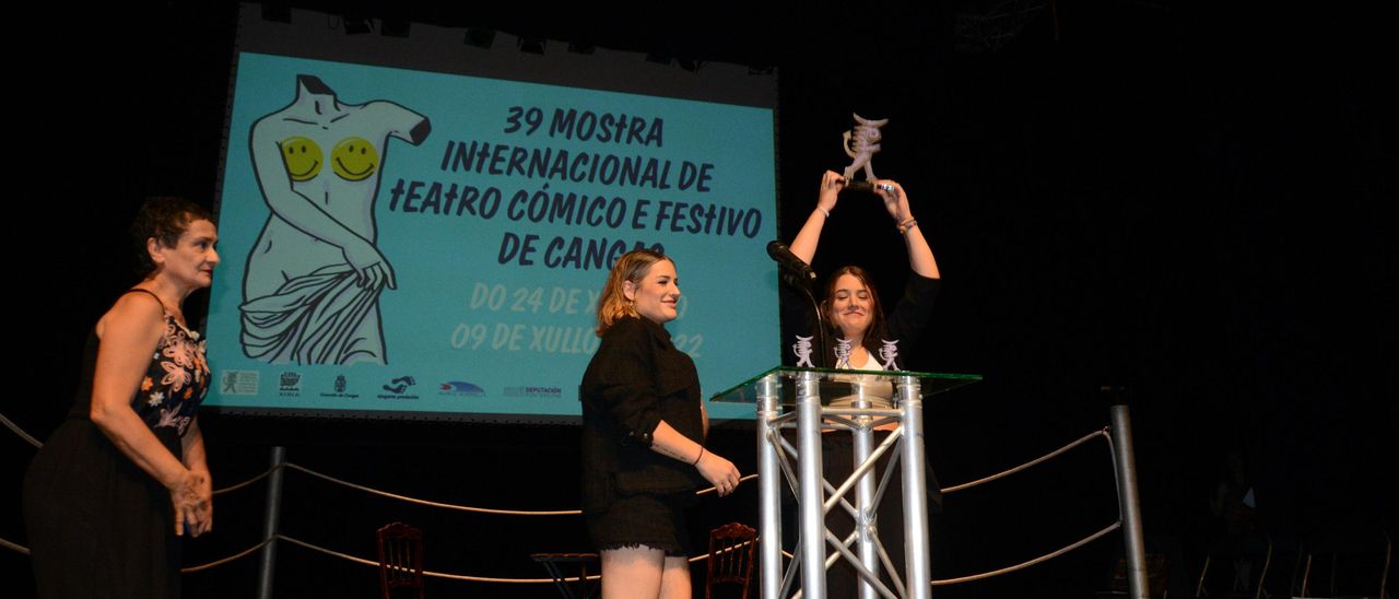 A Mostra de Teatro entregou onte o Premio Mulleres en Acción a Tanxugueiras, que recolleron as irmáns Olaia e Sabela Maneiro.