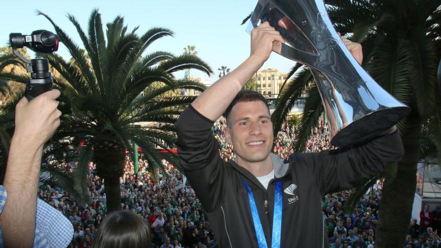 Nedovic levanta el título de la Eurocup en el balcón de Unicaja Banco durante las celebraciones.