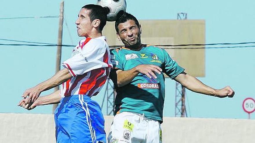 Rayco, a la izquierda, disputa un balón de cabeza en el partido Fuerteventura-Navalcarnero de la pasada campaña.