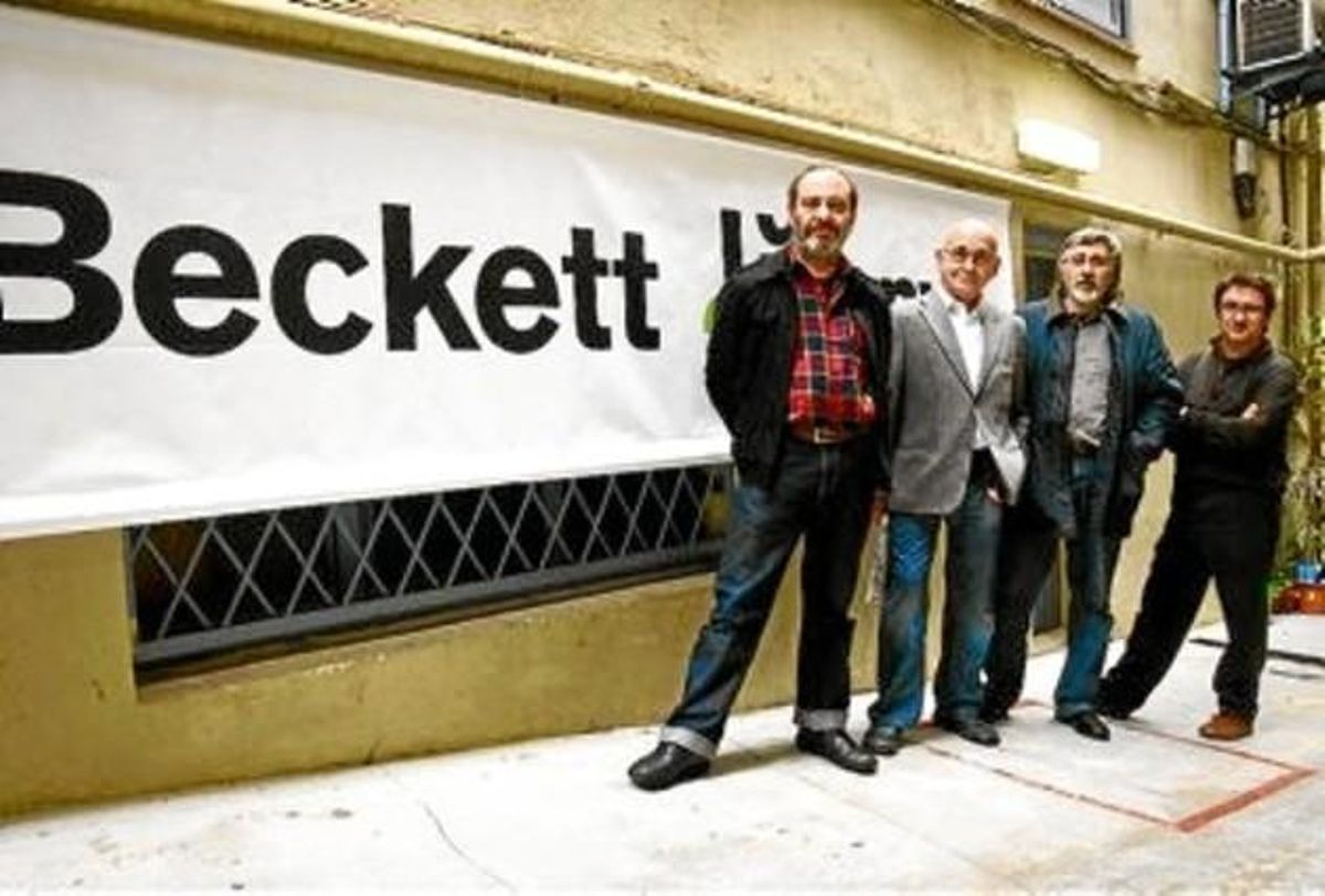 Dueso, Sanchis Sinisterra, Climent i Casares, al carreró d’accés a l’espai escènic de Gràcia. Dueso, Sanchis Sinisterra, Climent i Casares, al carreró d’accés a l’espai escènic de Gràcia.