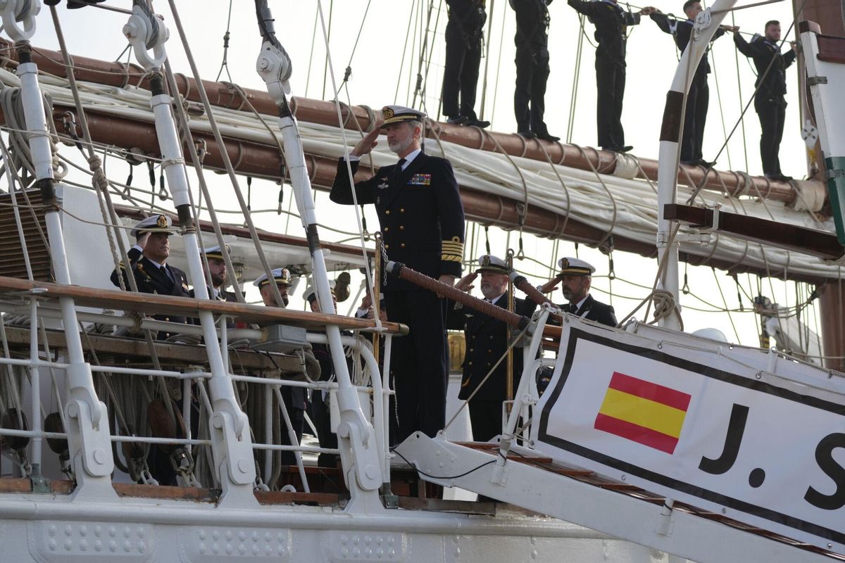 El Rey Felipe VI se despide de la Princesa de Asturias, Leonor de Borbón antes de la partida de embarcar en el Juan Sebastián Elcano. A 11 de enero de 2025 en Cádiz, Andalucía (España). Los Reyes Felipe VI y Letizia, junto a la ministra de Defensa, Margarita Robles, presiden el acto de despedida del buque escuela Juan Sebastián de Elcano en el Puerto de Cádiz. En esta ocasión histórica, la Princesa de Asturias, Leonor de Borbón, embarcará como guardiamarina de primero. El evento contará también con la presencia del presidente de la Junta de Andalucía, Juanma Moreno. 11 ENERO 2025 Francisco J. Olmo / Europa Press 11/01/2025. FELIPE VI;Francisco J. Olmo;