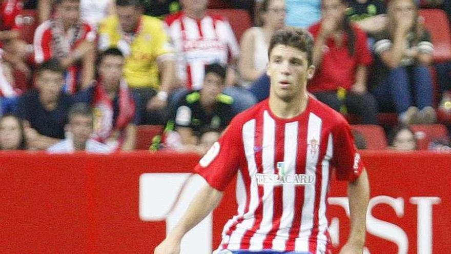 Nacho Méndez conduce un balón en el partido de ayer.