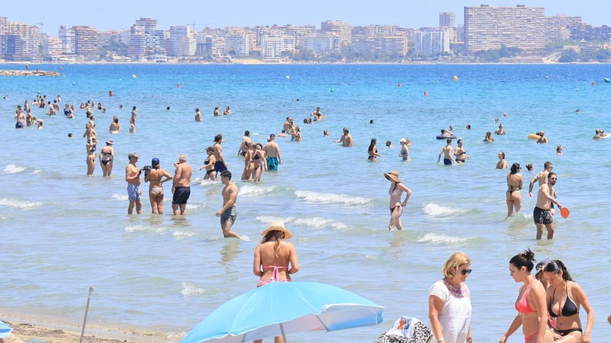 La playa del Postiguet esta semana, como si fuera pleno verano