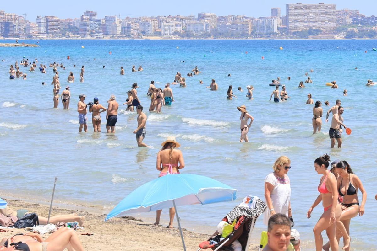 La playa del Postiguet esta semana, como si fuera pleno verano