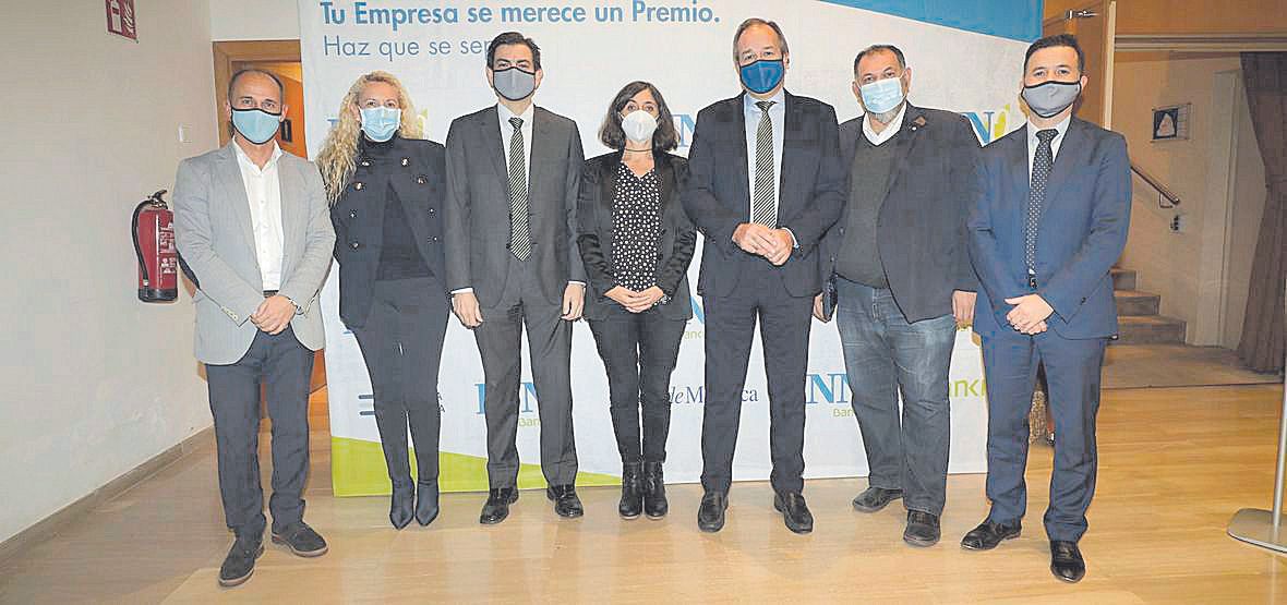 Representantes de Bankia y Diario de Mallorca posan junto a Manuel Porras en el ‘photocall’.