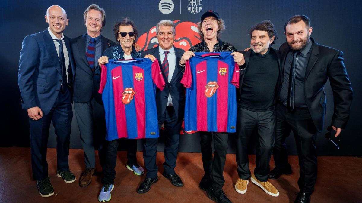 Ronnie Wood y Mick Jagger junto al presidente del Barça, Joan Laporta y la camiseta Nike con el logo de Rolling Stones de Spotify