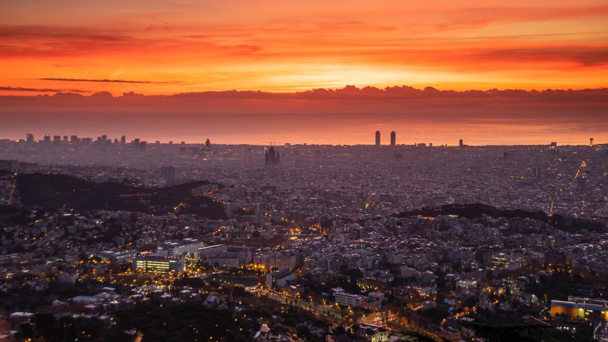 Instantes previos la salida del sol, con nubes altas en el horizonte de Barcelona, el 19 de diciembre del 2022