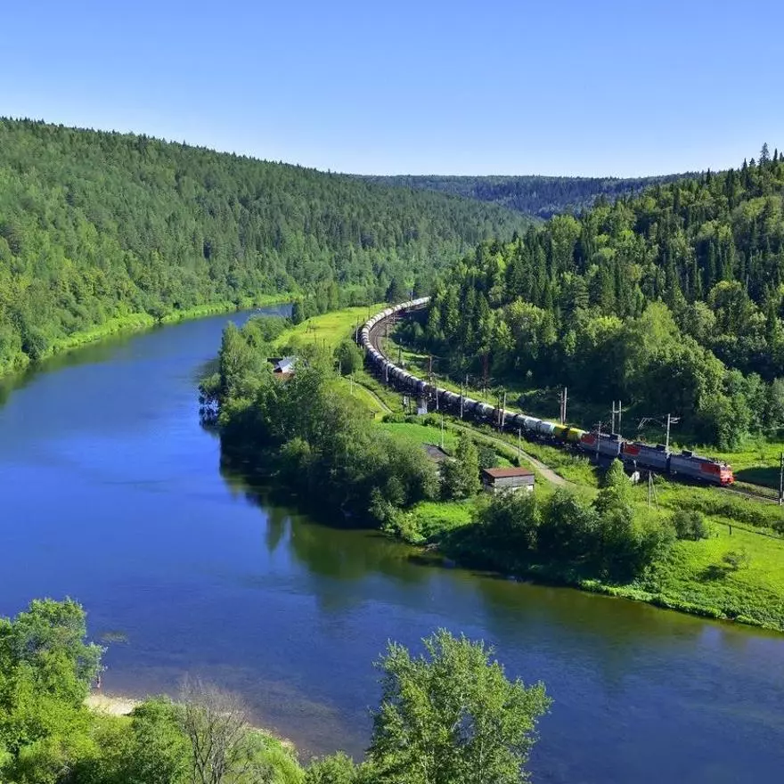 El tren más espectacular del mundo une Europa con Asia y atraviesa el lago de agua más profundo del planeta
