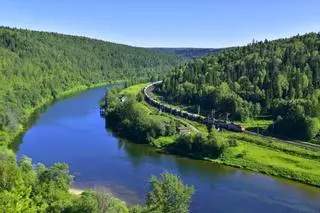 El tren más espectacular del mundo une Europa con Asia y atraviesa el lago de agua más profundo del planeta