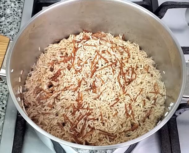 Arroz a la Coca-Cola con pasta de cabello de ángel doradita