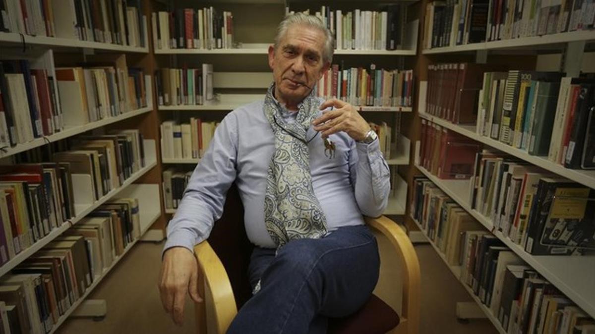 Alejandro Sánchez-Ahumada, rodeado de libros en la Biblioteca Central de Cornellà.